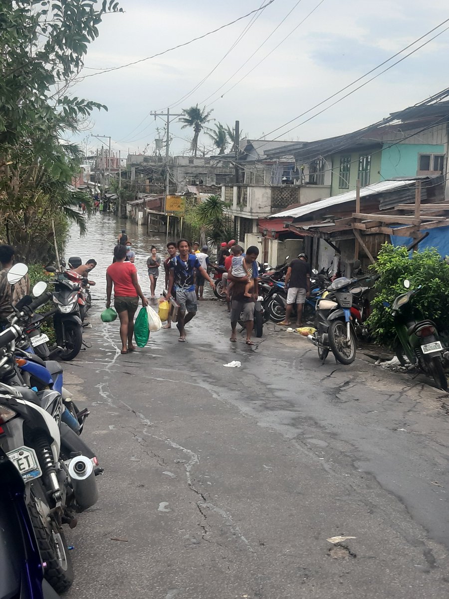dobbybingka's tweet photo. Hello! I'm Diane from Zone 3 Mabolo, Naga city. Ang barangay po namin ngayon ay nasa hanggang bewang na baha at tumataas pa. Kumakatok po ako sa inyong lahat, nangangailangan po kami ng cash/in-kind (food packs) donations. Kahit po retweet lang ay big help na. #UlyssesPH https://t.co/JjdcuORPa3