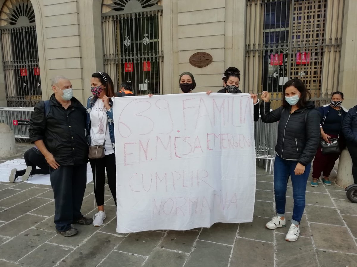 AssembleaDrets's tweet photo. Estamos ya en plaça Sant Jaume para denunciar la situación de habitatge en Barcelona. Familias a la espera de piso durante 3 años, situaciones graves de incumplimiento de la normativa de la mesa de emergencia... @Lucia_MartinG no da la cara! https://t.co/UXRCVw5r36