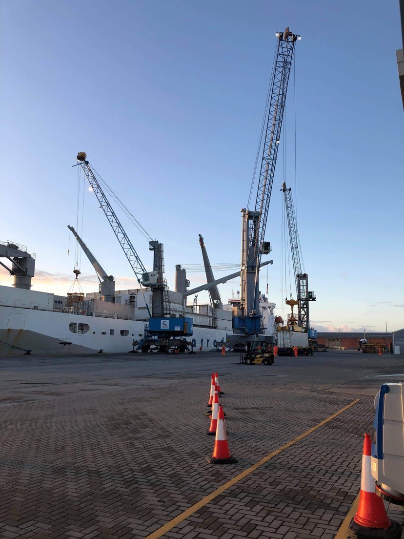 Hammond_Agency's tweet photo. Atlantic Reefer @Port_of_Dover today. Luckily a break in the weather greets this lady along with the right tools for the job! some Vessel info: π±π·, Built 1998, TEU Capacity 112, Reefer Vessel, GT 14505. #PODCL #supplychain #Seatrade https://t.co/b3M0aWIAX8