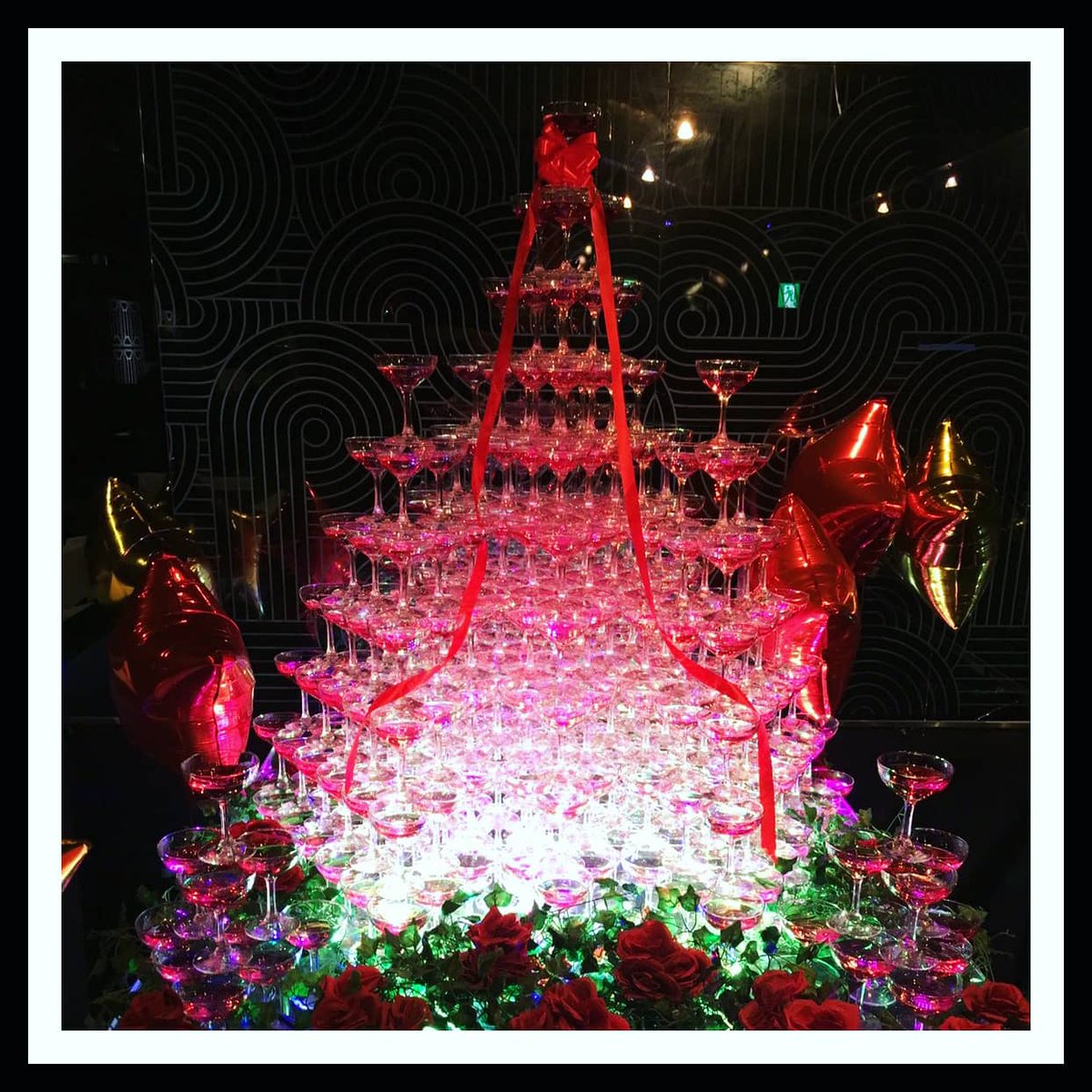 chat_noir_tower's tweet photo. 本日は赤の連結シャンパンタワーをご紹介致します✨💎✨

ベーシックなタワーから
オーダータワーまで対応致します！
是非是非ご相談ください👽
ご連絡お待ちしております✨

#シャンパンタワー #シャンパン #ホスト #新宿 #歌舞伎町 #歌舞伎町ホスト #横浜 #栄 #中洲 #ミナミ https://t.co/b3yVkrmGxo