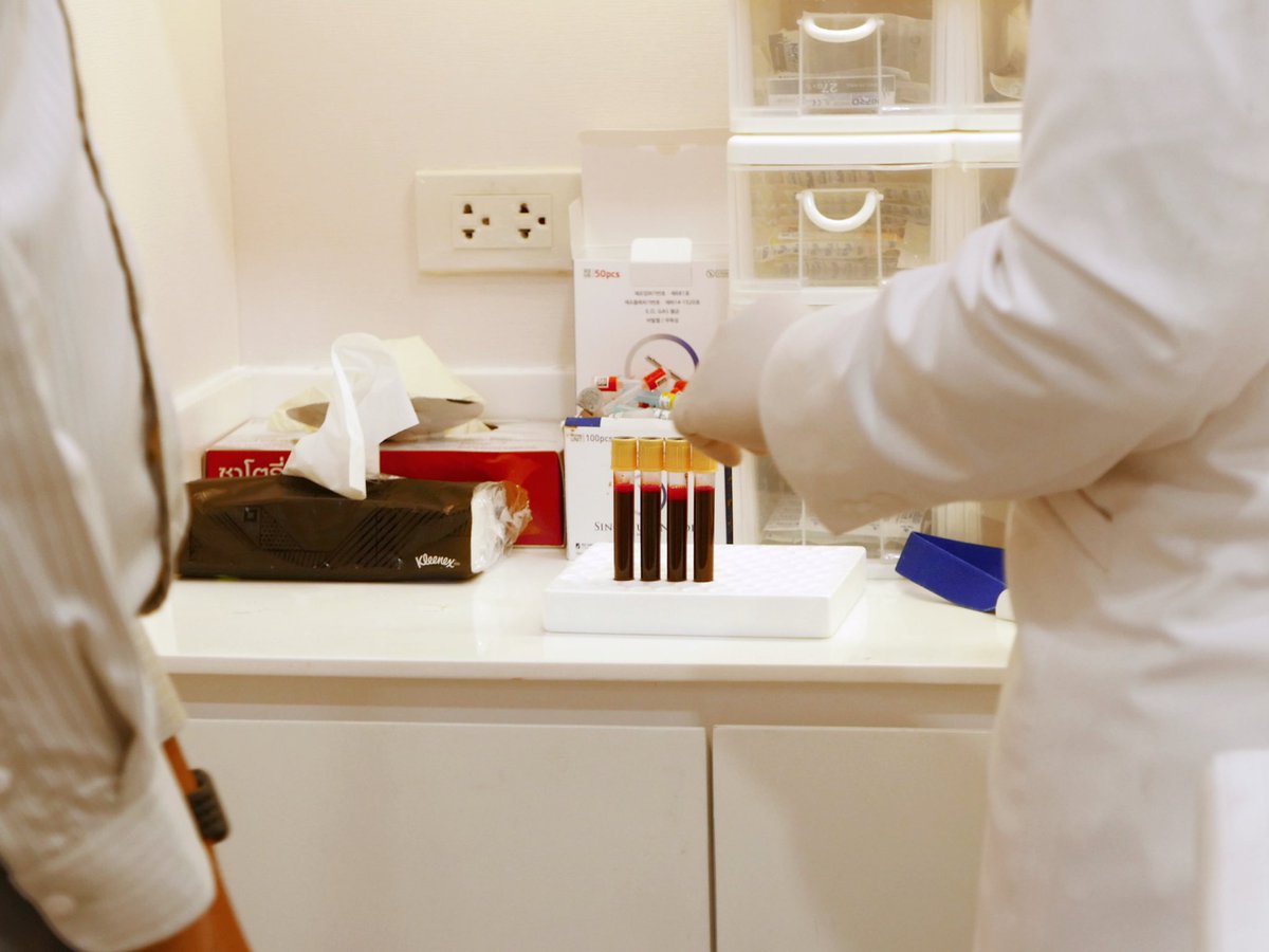 JOMMJOM's tweet image. ดองรีวิวไว้นานมาก วันนี้ได้คิวของ prp ใต้ตาที่สรรหาไปทำมาบ้าง!!! ต้องเล่าก่อนว่า prp มันคือการปั่นเลือดเอา พลาสม่าของเราไปฉีดหน้าให้ฉ่ำ กระตุ้น ฟื้นฟูอะไรแบบนี้ มันสามารถฉีดได้ทั้งหน้าเลยไม่ใช่แค่ใต้ตา ขึ้นอยู่กับว่าเราได้เลือดมากน้อยแค่ไหน ปั่นมาแล้วเหลือเท่าไหร่อะไรแบบนี้