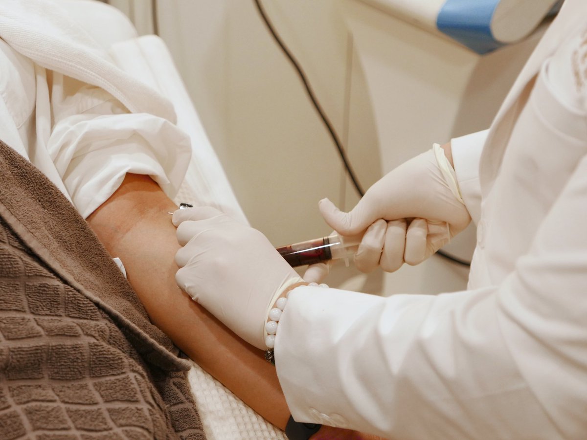 JOMMJOM's tweet image. ดองรีวิวไว้นานมาก วันนี้ได้คิวของ prp ใต้ตาที่สรรหาไปทำมาบ้าง!!! ต้องเล่าก่อนว่า prp มันคือการปั่นเลือดเอา พลาสม่าของเราไปฉีดหน้าให้ฉ่ำ กระตุ้น ฟื้นฟูอะไรแบบนี้ มันสามารถฉีดได้ทั้งหน้าเลยไม่ใช่แค่ใต้ตา ขึ้นอยู่กับว่าเราได้เลือดมากน้อยแค่ไหน ปั่นมาแล้วเหลือเท่าไหร่อะไรแบบนี้