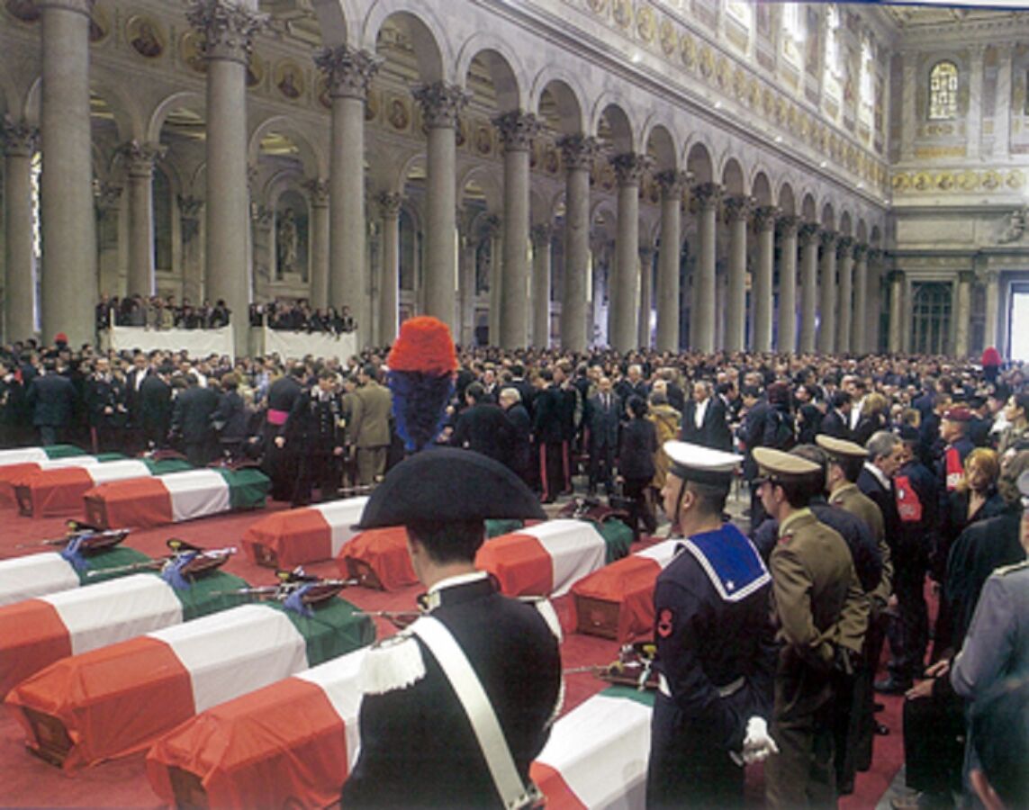 Non dobbiamo dimenticare la strage di #Nassiriya.
Il #12novembre persero la vita 19 eroi italiani, tra <a href="/_Carabinieri_/">Arma dei Carabinieri</a>, <a href="/Esercito/">Esercito Italiano</a> e civili. Ricordiamo chi ha dato la vita per il nostro Paese e onoriamo coloro che ogni giorno lottano e rischiano per la nostra sicurezza e libertà.