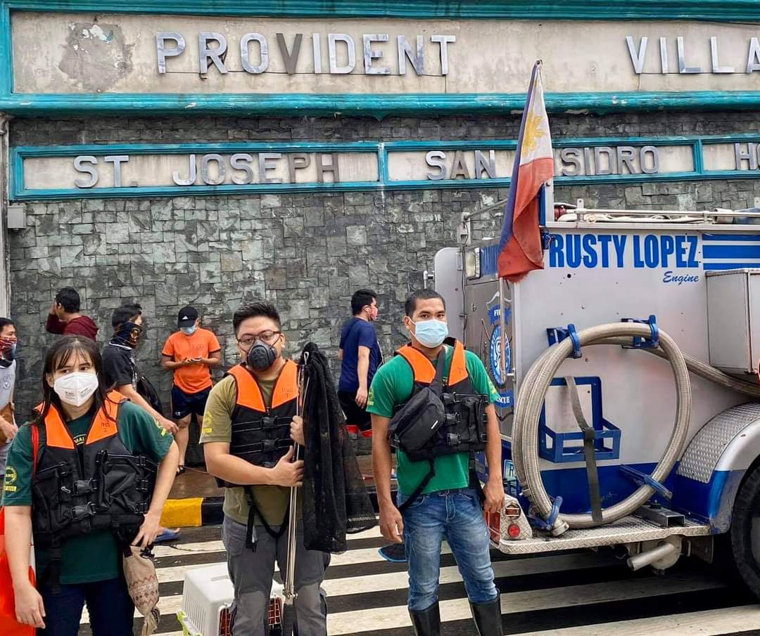 PhilippineStar's tweet photo. Members of the PAWS Disaster Team arrive at Provident Village in Marikina to rescue and provide assistance to pets and pet owners who are affected by Typhoon #UlyssesPH. (Photos/PAWS Philippines) https://t.co/XXxyVwKqsK