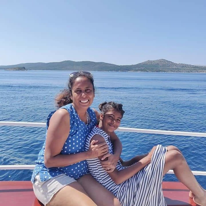 mridulablog's tweet photo. #5countrieschallenge traveling with the kids verson 1. @ChhaviSeshadri and @VasudhaHallan in #HongKong of course with me! 2. Chhavi and I in #kohsamui 3. Me with #DoubleTrouble in #Prague 4. Chhavi and I in #Croatia https://t.co/Mjv6ZyZYVd