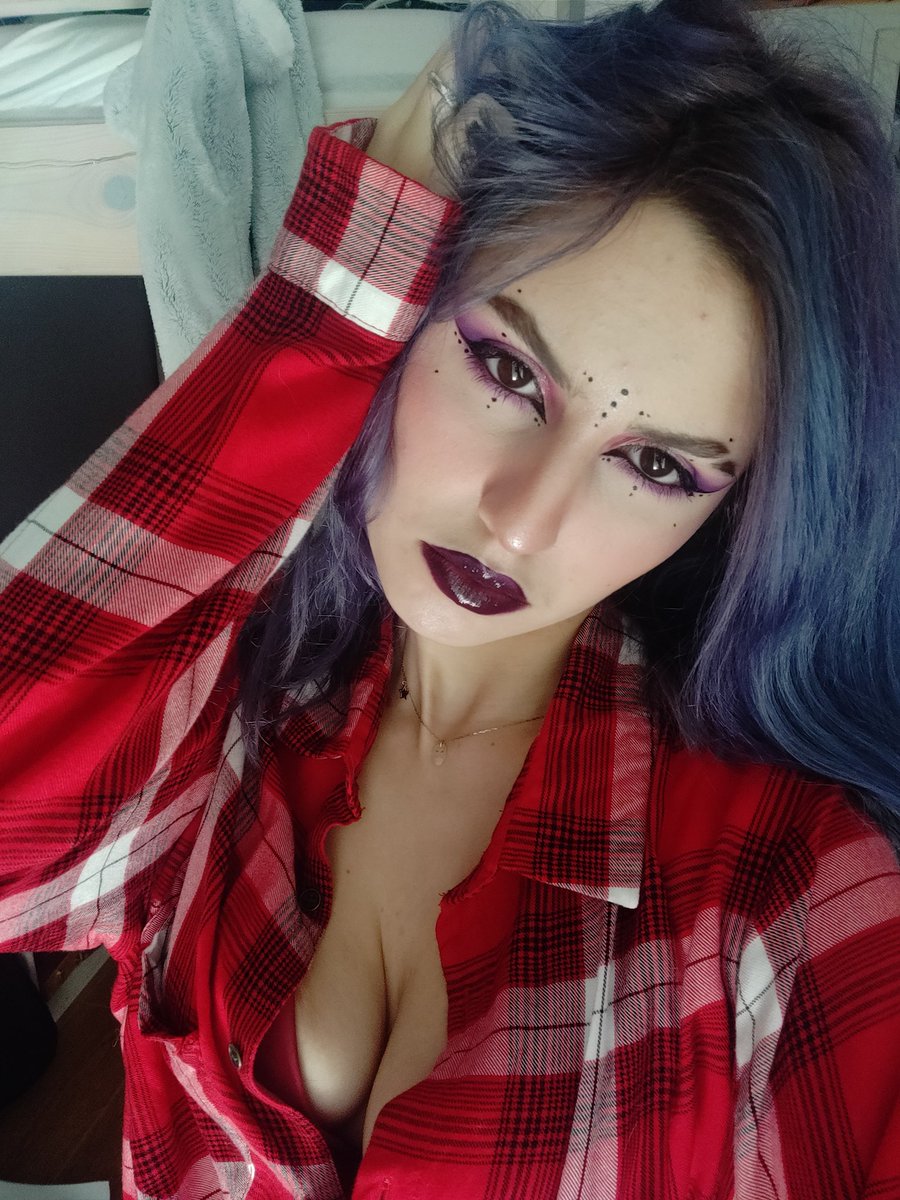 GrungieM's tweet photo. Des moneyslaves ou sugardaddy virtuel ou sur Reims pour venir raquer et m'offrir des cadeaux pour Noël ? 
Allé venez les chiennes, raques pour mon décolleté et ma supériorité. J'vous attend.

Paypig cashpig domina findom femdom  fetish https://t.co/1QoYFkCns2