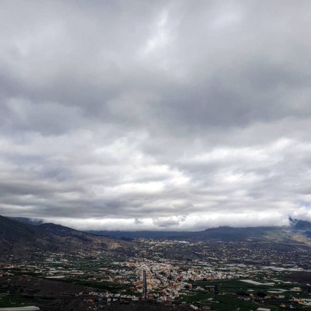 Pinta chungo...

#lapalma #eltime #sunset #puestadesol #espacio_canario #latituddevida #canariasviva #loves_tenerife #total_tenerife #asi_es_canarias #islascanarias #beautifuldestinations #estaes_canarias #ok_canarias #total_sky #infinitypools #pools #asi_es_cielos #estaes_c…