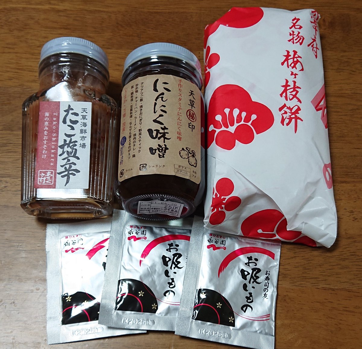 旦那さんが出張から帰って来た～☺️お土産はいつものやつと
たこ塩辛✨ 