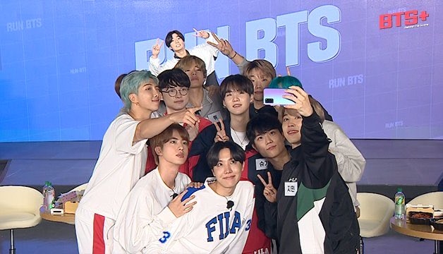 valenblossom's tweet photo. รูปนี้อบอุ่นดีจัง เอนดูน้องจองกุกน่าร้ากกกก 💕💜
 #BTSxT1 @BTS_twt https://t.co/2R3Jc70Y9C