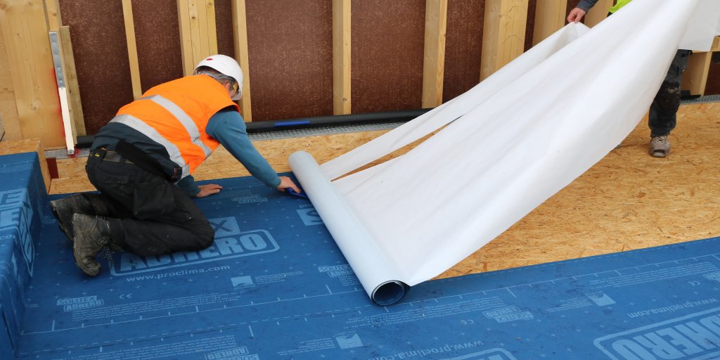 ecologicalbuild's tweet photo. Awful weather but great workmanship. Roman from @cliomahouse braving the conditions fitting @proclima  #Solitex #Adhero peel-and-stick breather membrane over OSB.  #timberframe #construction 

https://t.co/AJCLoksQTW https://t.co/rUtC4sOI32