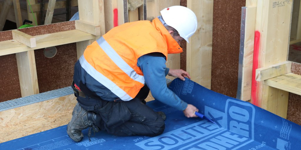 ecologicalbuild's tweet photo. Awful weather but great workmanship. Roman from @cliomahouse braving the conditions fitting @proclima  #Solitex #Adhero peel-and-stick breather membrane over OSB.  #timberframe #construction 

https://t.co/AJCLoksQTW https://t.co/rUtC4sOI32