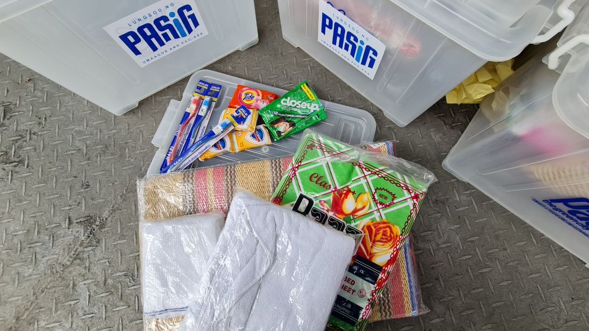 PhilippineStar's tweet photo. LOOK: Members of the Pasig City government on Thursday prepare relief goods to be distributed to residents affected by Typhoon #UlyssesPH. (Photos/Pasig PIO) https://t.co/bG7j78nvPS