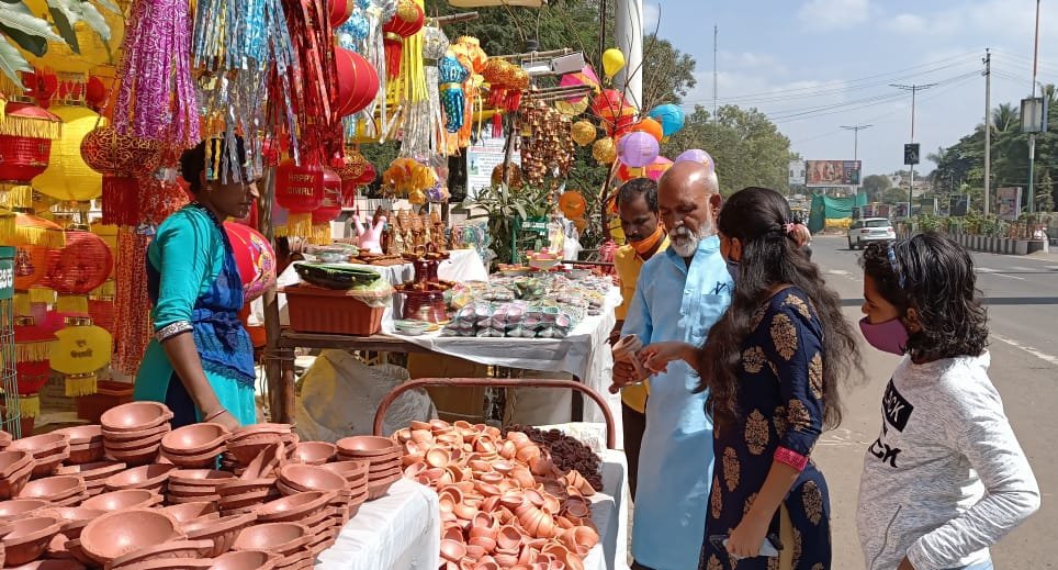 AppuMPattanshe1's tweet photo. #ಆತ್ಮನಿರ್ಭರ_ಭಾರತ_ಅಭಿಯಾನ
ನಮ್ಮ ಪರಿಶ್ರಮಿ ಹಾಗೂ ಪ್ರತಿಭಾವಂತ ಕಲಾವಿದರು, ಕರಕುಶಲಕರ್ಮಿಗಳು ಮತ್ತು ಅವರ ಉದ್ಯಮಕ್ಕೆ ಬೆಂಬಲ ನೀಡೋಣ....
#Local4Diwali 
#atamnirbharbharatabhiyan @narendramodi @PMOIndia @BJP4India @nalinkateel @BSYBJP @blsanthosh @ArunShahapurMLC @mygovindia @mpbijapur https://t.co/7Kjgxkqq82