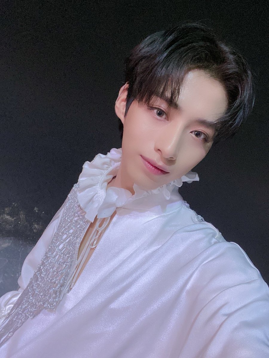 official_ONEUS's tweet photo. [#시온]

{뮤비 비하인드💥}

벌써 목요일이에요 달님들!! 시간이 정말 빠르게 지나가는 거 같은데 달님들도 혹시 그러나요?! 요즘 많이 추워졌어요!! 진짜 나갈 때 따듯하게 입기!! 그리고 마스크도 필수!! 우리 빨리 만나자ㅎㅎ 오늘도 너무 많이 사랑해 우리 달님들🌎❤️🌙🥊🍴 https://t.co/SjNwNKwxf2