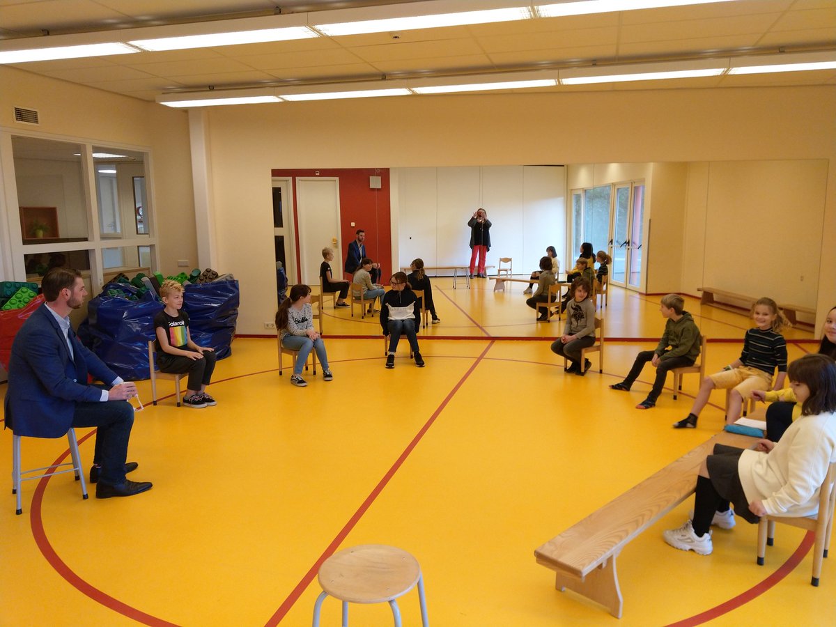 uitkijck's tweet photo. Leerlingenraad op gepaste afstand. Onderwerpen die we hebben besproken waren #duurzaamheid #schoolkrant #ouderenzorg @STEemVallei https://t.co/vMxBchELkE
