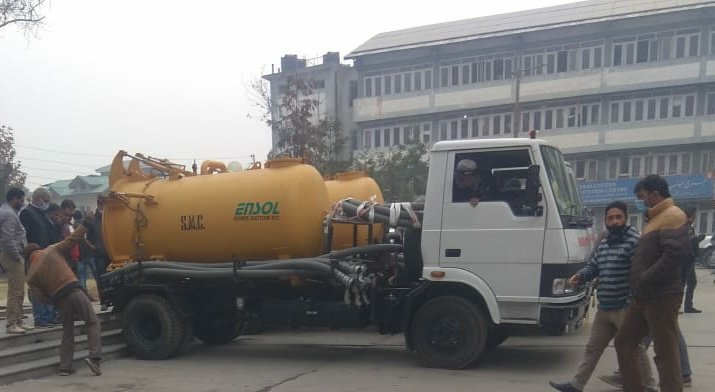 Tanveer_Pathan1's tweet photo. About to inaugurate the newly procured snow clearance machines at Mechanical Wing, SMC.Appreciate the efforts of Com SMC Mr @Gazanfa20829158 & Mr #Itrat sb for working out the requirements smoothly in the public interest
@manojsinha_ @DivComKmrOffice @Junaid_Mattu @listenshahid https://t.co/aO0F597FZC
