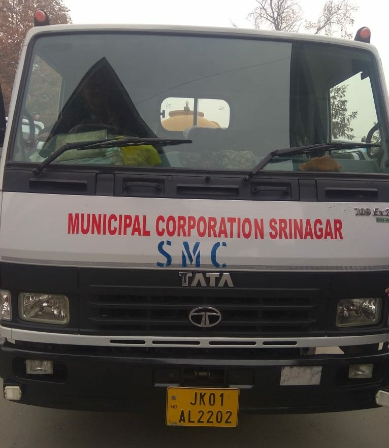 Tanveer_Pathan1's tweet photo. About to inaugurate the newly procured snow clearance machines at Mechanical Wing, SMC.Appreciate the efforts of Com SMC Mr @Gazanfa20829158 & Mr #Itrat sb for working out the requirements smoothly in the public interest
@manojsinha_ @DivComKmrOffice @Junaid_Mattu @listenshahid https://t.co/aO0F597FZC