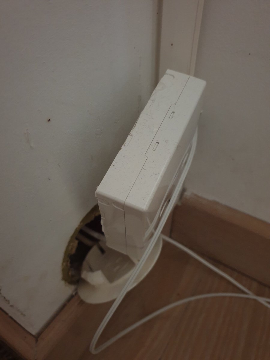 fdicerbo's tweet photo. .@Freebox @GroupeIliad comment c'est possible que ma fibre ait marché 30m depuis le 2 octobre et après ~15 appelles un technicien ne s'est pas encore déplacé chez moi pour résoudre un problème à la prise murale? Dois-je vraiment changer d'opérateur après plus d'un mois d'attente? https://t.co/dq7nwUOk8y