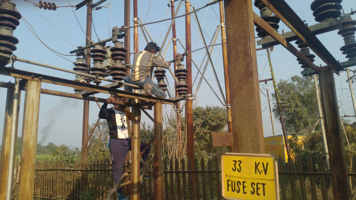 pvvnlmuzafarngr's tweet photo. @mduppcl
@MdPvvnl
@Chief_SRE_Zone
@seedcmzn
@edd1mzn
#jagmagDiwali
Preventive maintenance work before Diwali at sub-station Bhopa under EDC-1 Muzffarnagar https://t.co/ZSL8sUm3qn