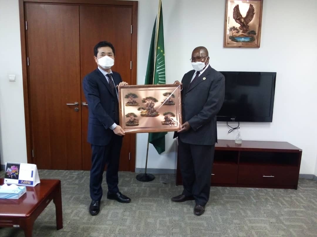 The outgoing Ambassador of the Republic of South Korea to the African Union, H. E. Ambassador Lim Hoon-min accompanied by his Counselor Myung, paid a courtesy call on H.E. @AmbMuchanga today, to bid him a warm farewell in the presence of his Special Assistant Joseph Chinyemba.