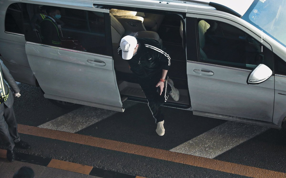 noviaini's tweet photo. Tao spotted at Beijing airport https://t.co/TV2v7TBm8c
