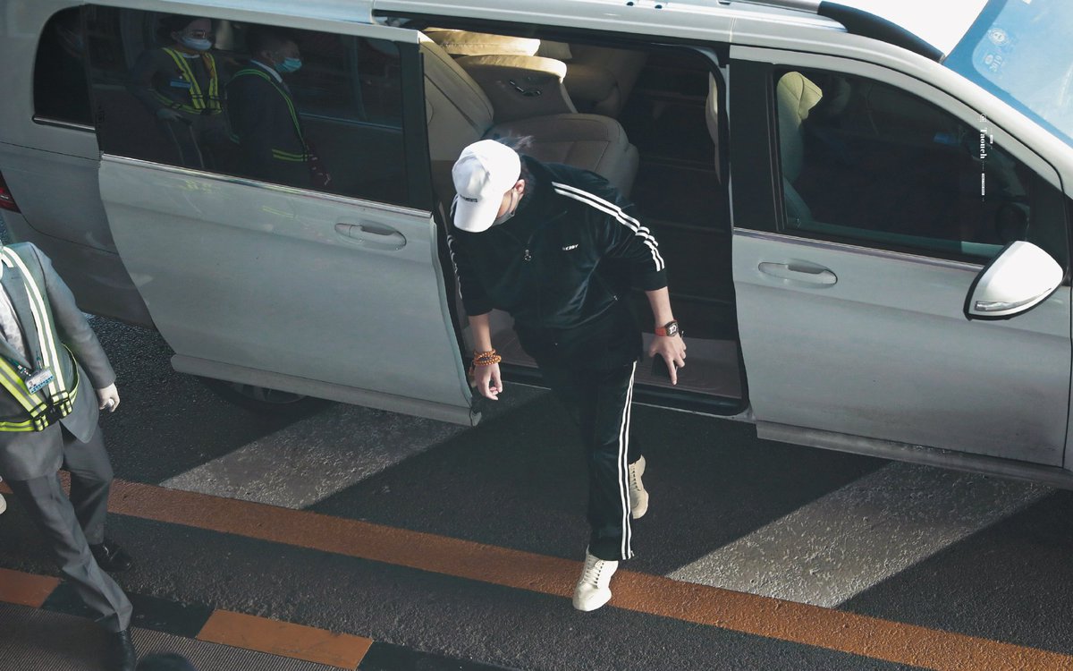 noviaini's tweet photo. Tao spotted at Beijing airport https://t.co/TV2v7TBm8c