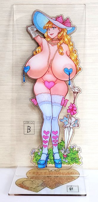 ティッツィ・モルガネの特大アクリルフィギュアは、全高30センチのビッグサイズに加えて、色校もこだわって3回やり直しているので文句なしの出来栄えです。しかも両面印刷! 後ろ姿もバッチリ! 缶ビール(ノンアル)と比べてわかるそのサイズ感! 自信を持ってオススメできるグッズになりました。 