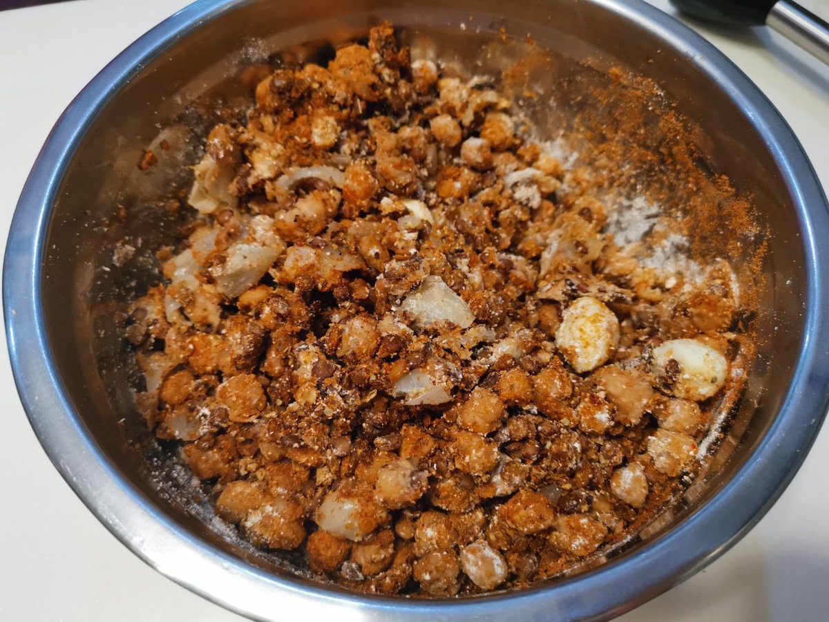 JojoSekri's tweet photo. JojoCookingMagic Homemade Vegan patties 🥰❤️😊
JojoCookingMagic Recipe
#veganpatties #chickpeas #yellowsplitpeas #redlentil #spices #calamansipuree #halalfood #vegan #ownrecipe #naturalingredients #nofoodcoloring #lovefoods #foodie #healthyfood #homemade #nomsg #homecooked https://t.co/3Hxca1RoXB