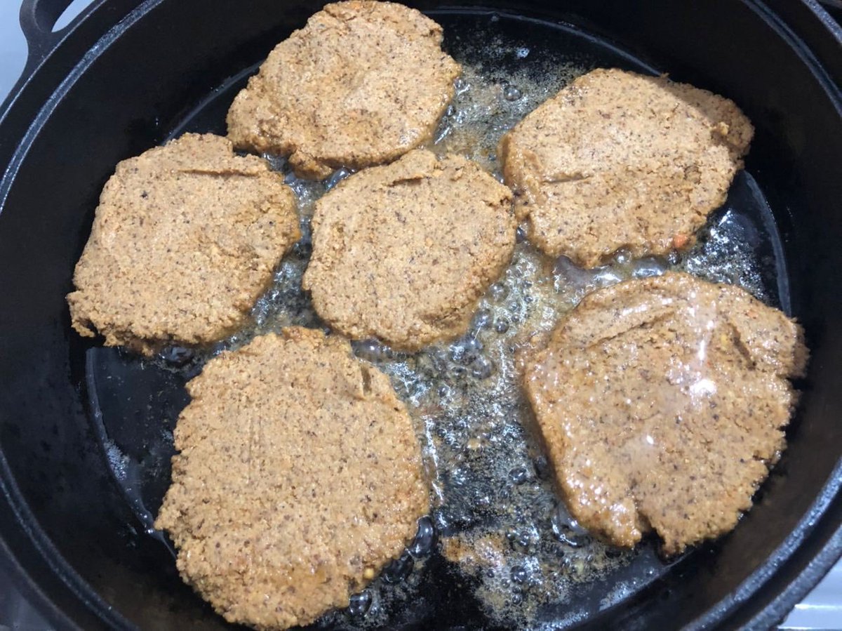 JojoSekri's tweet photo. JojoCookingMagic Homemade Vegan patties 🥰❤️😊
JojoCookingMagic Recipe
#veganpatties #chickpeas #yellowsplitpeas #redlentil #spices #calamansipuree #halalfood #vegan #ownrecipe #naturalingredients #nofoodcoloring #lovefoods #foodie #healthyfood #homemade #nomsg #homecooked https://t.co/ilA0LMoL3g
