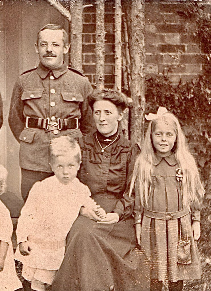 Here (far right) is Gertrude Kingston, today aged nearly 112, whose father was killed in December 1917. I was honoured to speak about her in yesterday’s BBC prog at Westminster Abbey for #RemembranceDay2020 & #UnknownWarrior100 The #Greatwar is still a living history - just. #ww1