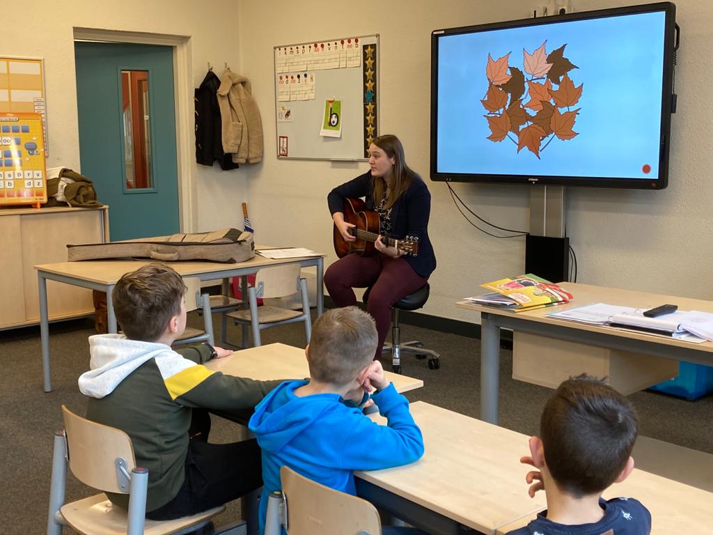 Workshop 'zingen maar'
<a href="/Cultuur_Contact/">Cultuur-Contact</a> verzorgt op scholen allerlei workshops op het gebied van kunst en muziek. Vanwege de schoolsluiting in het afgelopen voorjaar konden een aantal workshops niet plaatsvinden. Dit schooljaar zijn we weer gestart en ....
de-hilt.nl/Home/Nieuws/18…