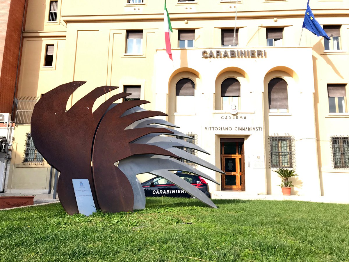 Damiano_Coletta's tweet photo. Oggi commemoriamo i caduti militari e civili nelle missioni internazionali per la pace. Il #12novembre di 17 anni fa a #Nassiriya venivano uccisi 19 italiani e 9 iracheni. Latina li ricorda anche grazie all'opera di Massimo Palumbo installata davanti alla Caserma Cimmarrusti. https://t.co/admLxVAd3t