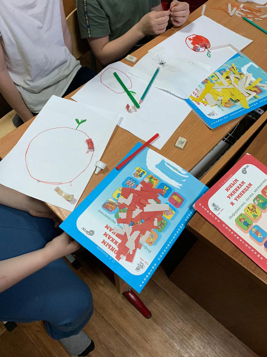 DetiPravda's tweet photo. Поделки из бумаги могут быть самыми разнообразными. Это – дары природы, животные, цветы, игрушки и конечно всё то, что вызывает приятные ассоциации.  
Старшим воспитанникам ГКУ СО МО «Пушкинский СРЦН» был предложен мастер-класс «Поделки из бумаги». https://t.co/ZW9kPH39lp