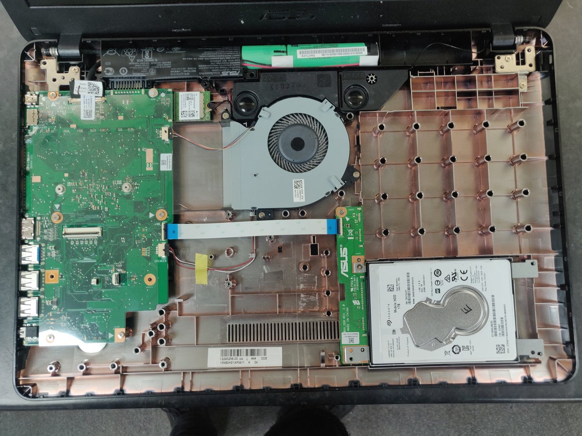WeWillFIX's tweet photo. Honestly @ASUS are you even trying anymore? Could have at least put a full battery in this big empty chasis https://t.co/3YRLZ6ZylF