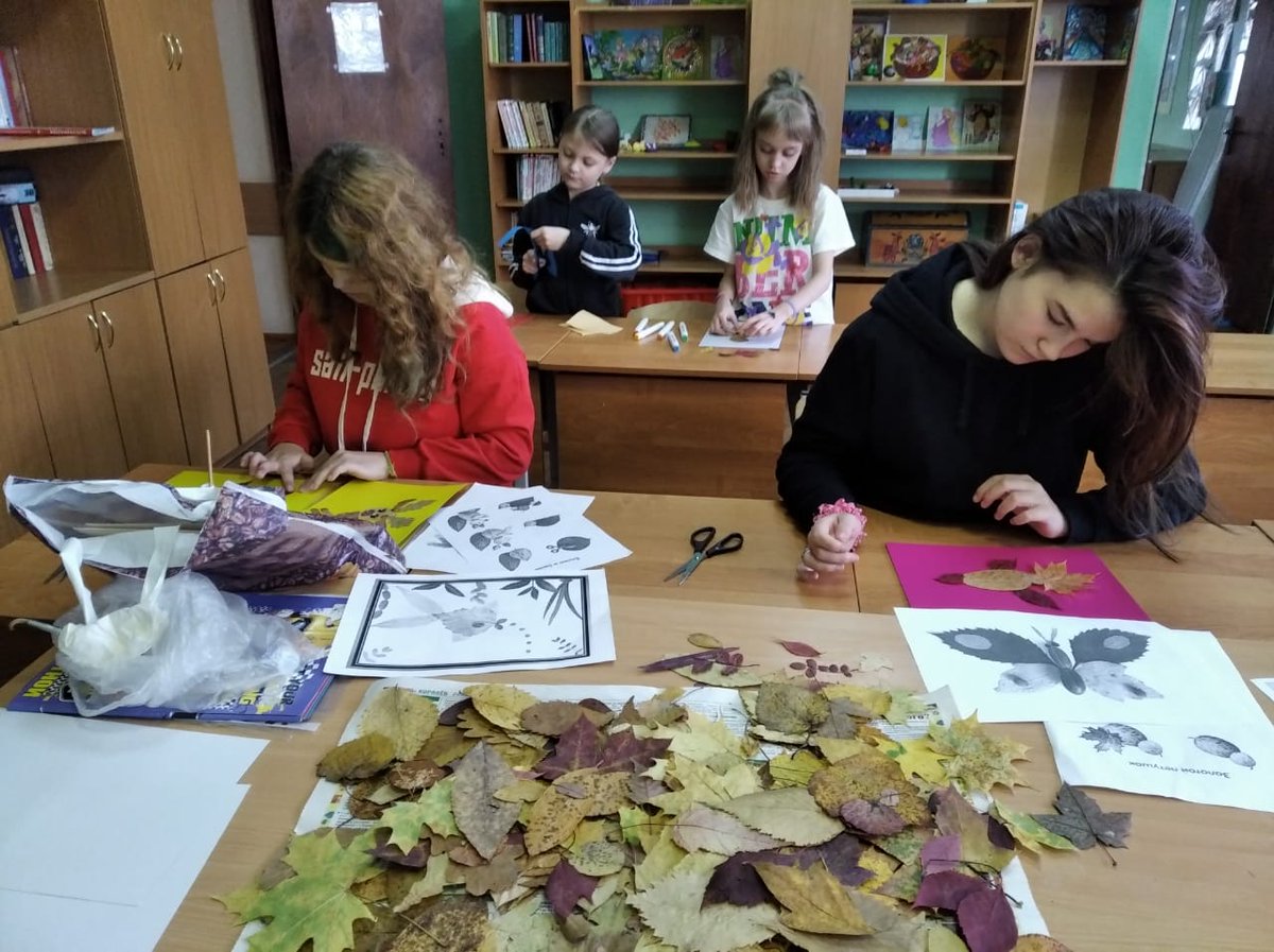 DetiPravda's tweet photo. Листва от разных видов деревьев превосходно подходит для изготовления всевозможных аппликаций, особенно поделки на тему: осень. Воспитанники ГКУ СО МО «Пушкинский СРЦН» с удовольствием собирают осенние листья во время прогулки,  чтобы потом использовать в своем творчестве. https://t.co/99IKK5zcDP
