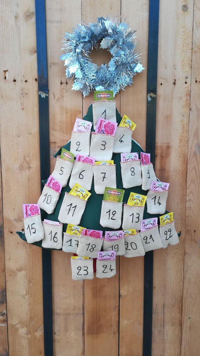 Aujourd'hui, une commande est partie de mon atelier 🥰
Cet envoi est particulier en cette phase de confinement car il va apporter du bonheur à une chouette famille 🤩
Un joli calendrier de l'avent, en matériaux recyclés🍃 , un calendrier qui peut être utilisé tous les ans 🎄