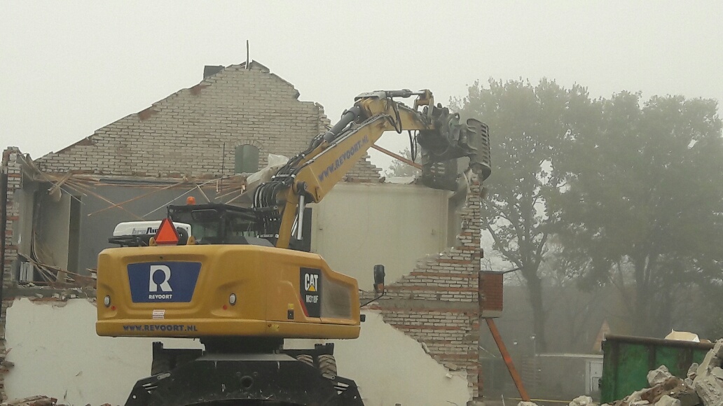 MiddelJaap's tweet photo. In Assen wordt druk gewerkt aan de sloop van diverse woningen aan de Thorbeckelaan en de Ir. JW Albardastraat. @actiumwonen  verduurzaamt hier de woonomgeving. @BAVOpleidingen ondersteunt hierbij met de aanpak voor een veilige sloop/sanering.

#bavo #SafetyFirst #revoort #actium https://t.co/Ob3FagwwdB