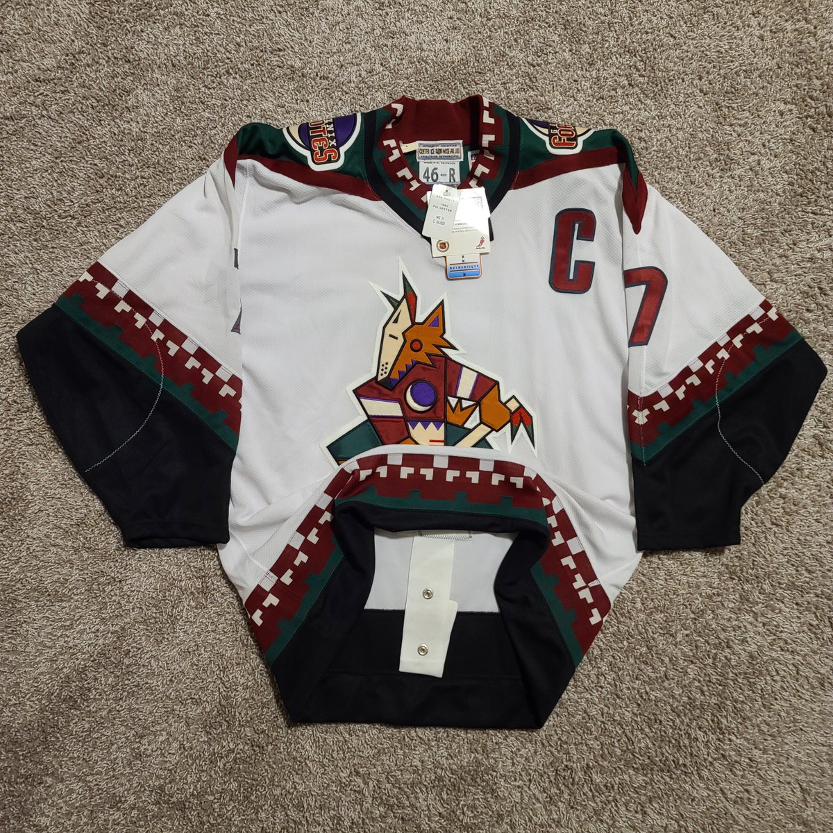 PVJerseys's tweet photo. ๐จWith #PVFinds again tomorrow, sharing the newest addition to #PVsPC๐จ
Big S/O to @GTAC13JERSEYS, immaculate packaging!
1996-97 Inaug Starter On-Ice Authentic Keith Tkachuk Phoenix Coyotes!๐
What's the latest addition to your collection? #PVFinds #PVsPC #Yotes #HockeyTwitter https://t.co/Ruh0nu0UUB