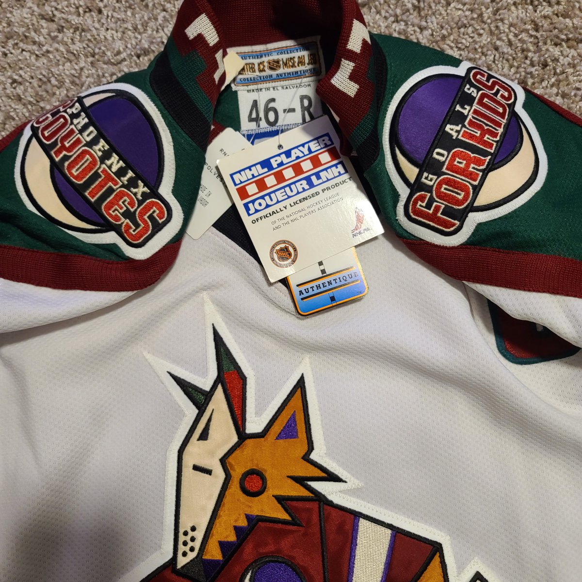 PVJerseys's tweet photo. ๐จWith #PVFinds again tomorrow, sharing the newest addition to #PVsPC๐จ
Big S/O to @GTAC13JERSEYS, immaculate packaging!
1996-97 Inaug Starter On-Ice Authentic Keith Tkachuk Phoenix Coyotes!๐
What's the latest addition to your collection? #PVFinds #PVsPC #Yotes #HockeyTwitter https://t.co/Ruh0nu0UUB