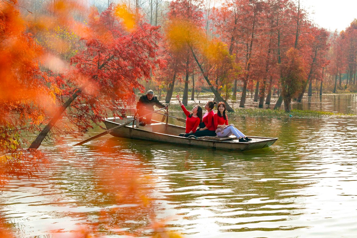 GoJiangsu's tweet photo. With beautiful autumn colors and a light fog hanging low, Xuyi Tianquan Lake in #Huai’an, #Jiangsu province looks truly stunning at this time of year. Pay a visit for an immersive autumn experience! #TravelInJS https://t.co/cdiGXaAtSm