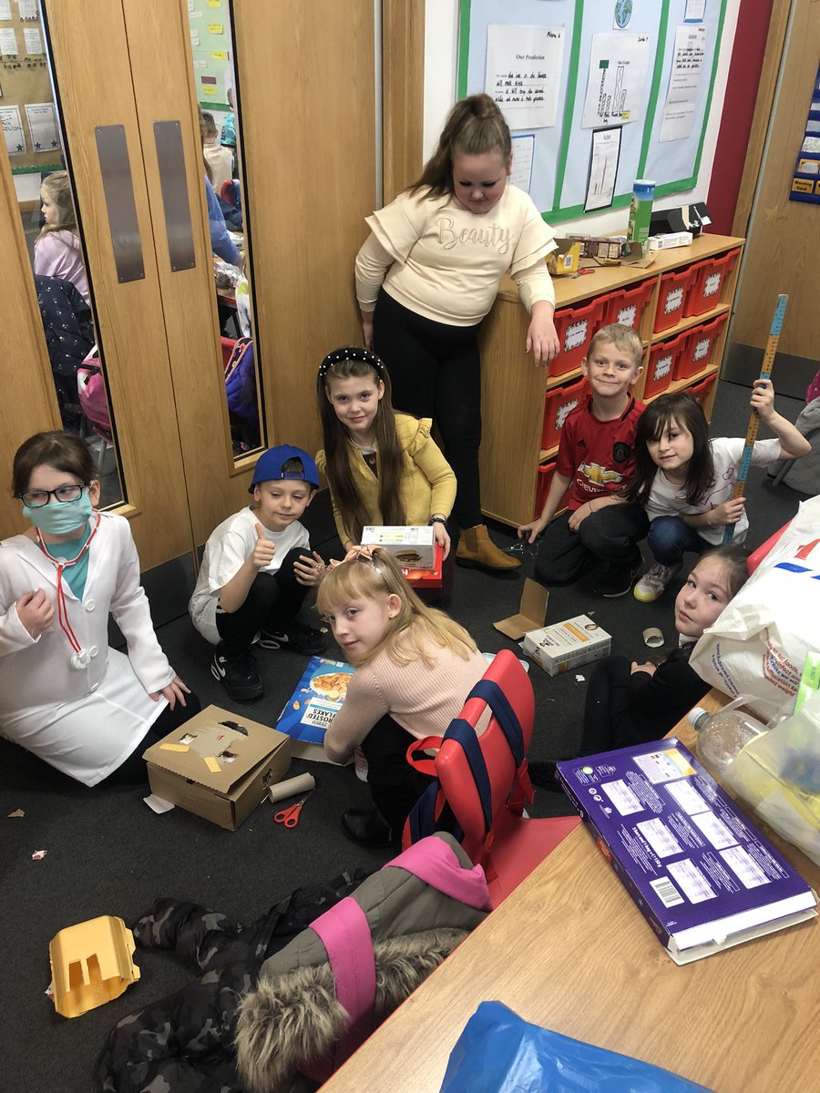 ALCMrParsons's tweet photo. What a great morning with 3/4MP on our Abertiser day inventing robots, boats and towers as part of inventors and achievers topic!! https://t.co/VWs1kfsyNH
