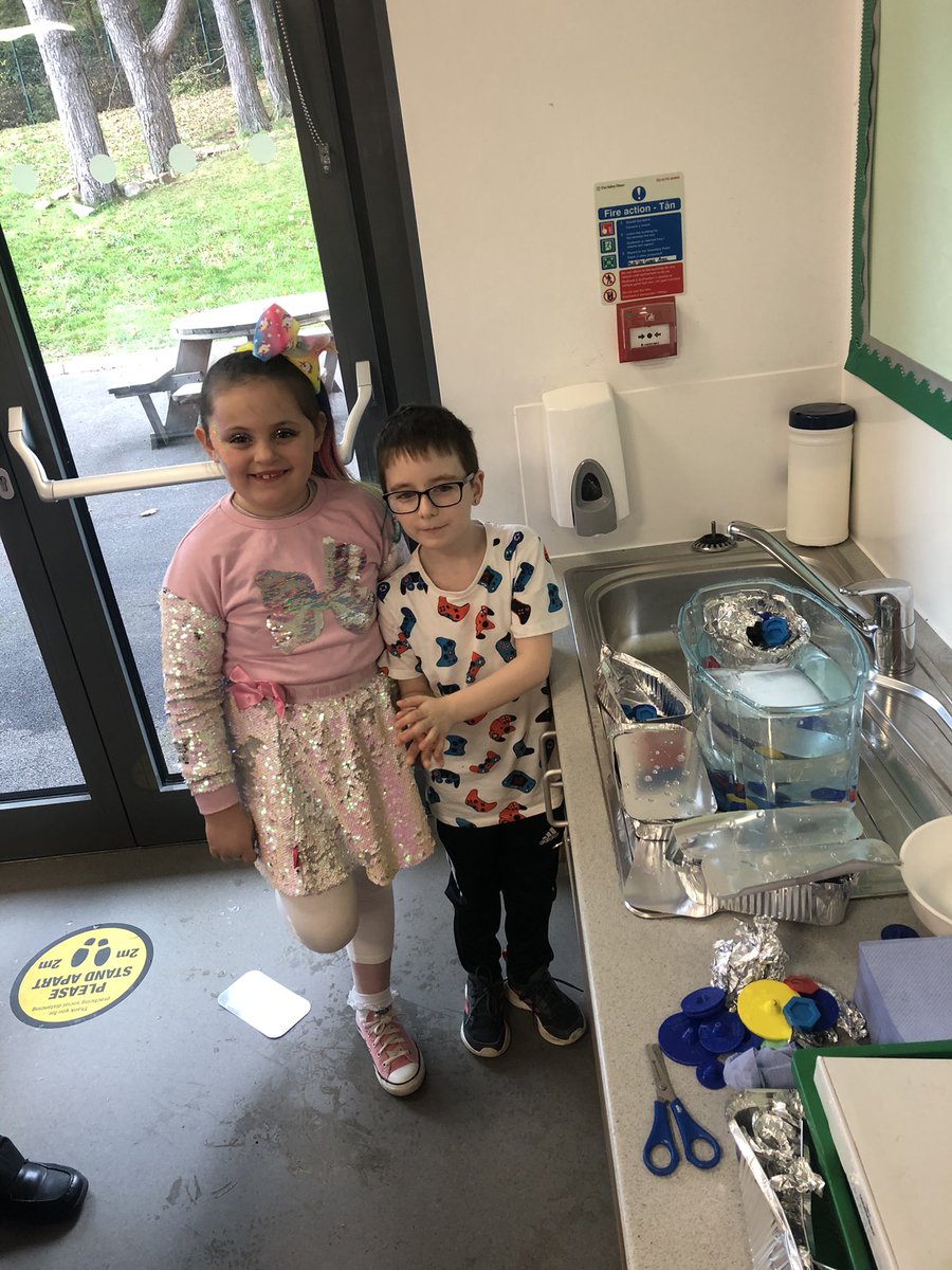 ALCMrParsons's tweet photo. What a great morning with 3/4MP on our Abertiser day inventing robots, boats and towers as part of inventors and achievers topic!! https://t.co/VWs1kfsyNH