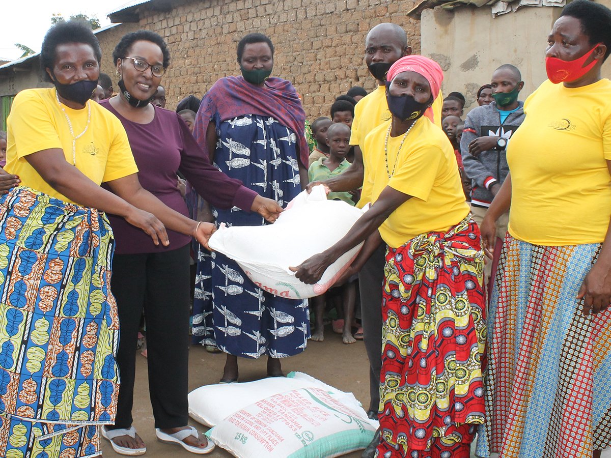 akwosrwanda's tweet photo. #peaceevent #activity enabled #women &amp; #girls to share their heart-felts on how they now feel empowered. we used that #opportunity to distribute food supplies to different families who were highly affected by #COVID-19 who are part of the #peaceclubs.  https://t.co/vmIn9sBrQ3 https://t.co/GmXaEKD2tz