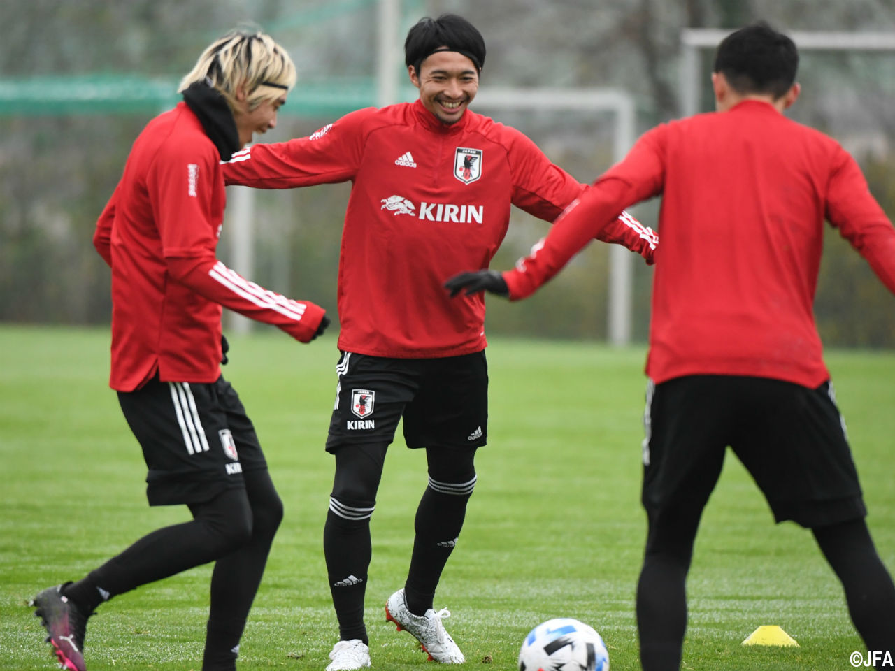 0014 スパイクアドバイザー 柴崎岳選手が謎のスパイクを着用開始 また アンブロ公式からも何かを匂わせる投稿が T Co Eds0heccbl