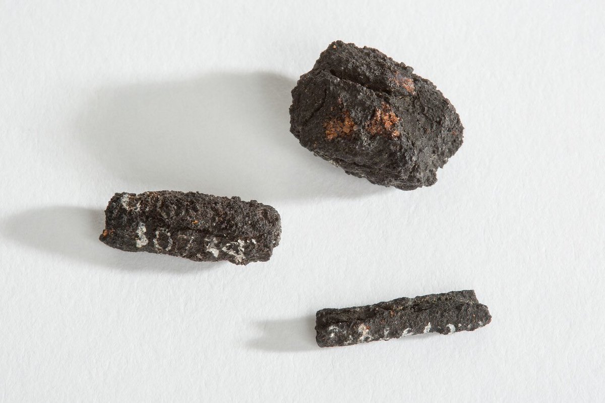 4/15 Next example from  @PetrieMuseEgypt and at first glance also appear to be corroded metal, although three pieces this time. However, these aren’t just any pieces of corroded metal…these are in fact made of meteorite iron, which makes these PREHISTORIC SPACE BEADS!  #SMACon2020