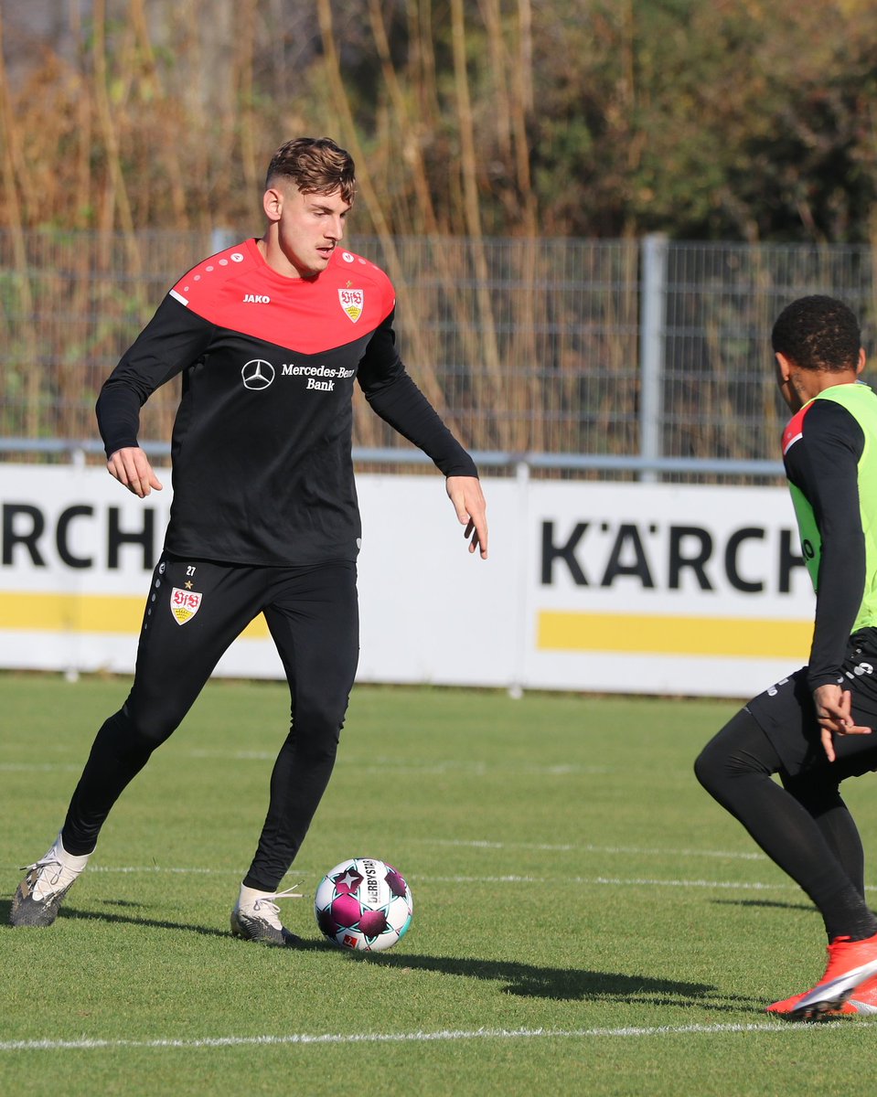 VfB's tweet photo. Die vier @jungundwild-Spieler Matej #Maglica, Domenico #Alberico, Mo #Sankoh und Sebastian #Hornung sind heute auch wieder mit den #VfB  Profis auf dem Rasen. #jungundwild https://t.co/WxWcXjq6gA