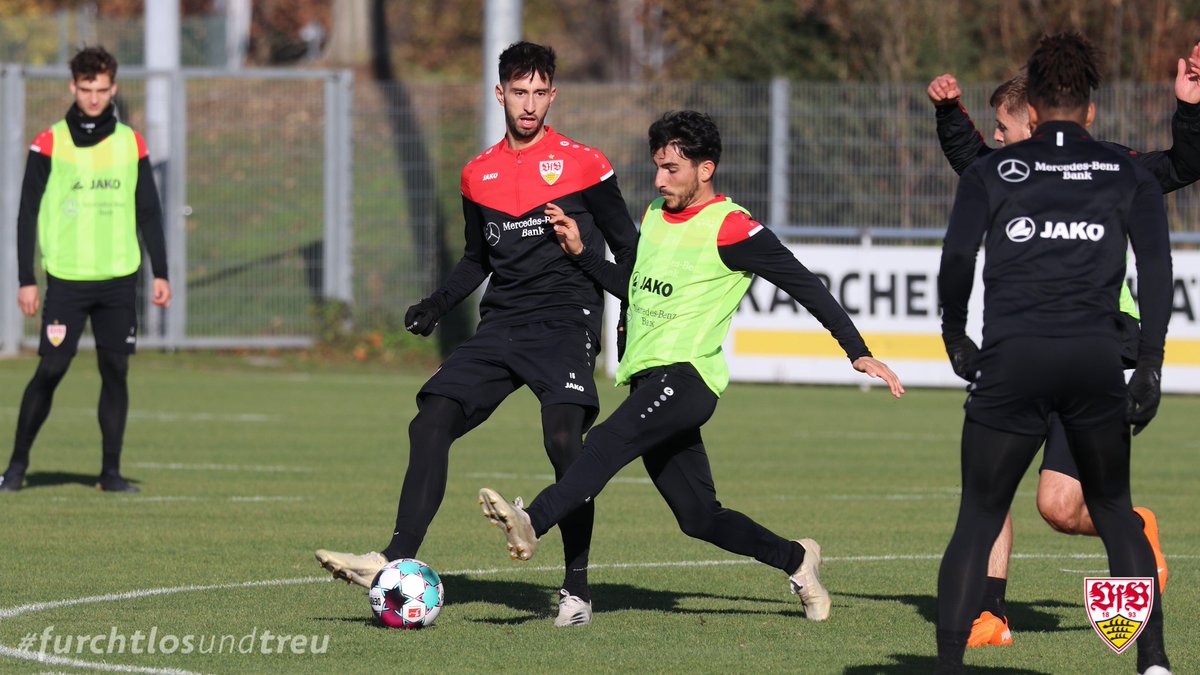 VfB's tweet photo. Die vier @jungundwild-Spieler Matej #Maglica, Domenico #Alberico, Mo #Sankoh und Sebastian #Hornung sind heute auch wieder mit den #VfB  Profis auf dem Rasen. #jungundwild https://t.co/WxWcXjq6gA
