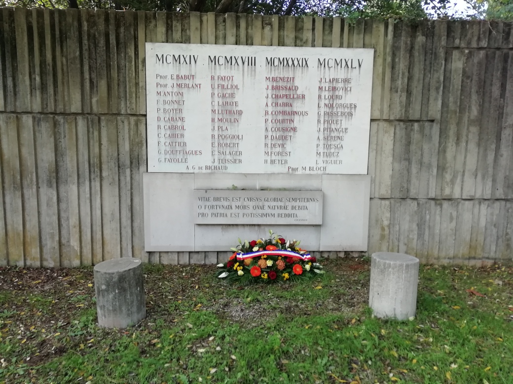 univpaulvalery's tweet photo. Hommage aux membres de notre Université tombés durant la #GrandeGuerre dans un campus @univpaulvalery soumis au confinement.
#PatrickGilli #11Novembre @sup_recherche @acmontpellier @RA_Occitanie https://t.co/0wvx9cCelV