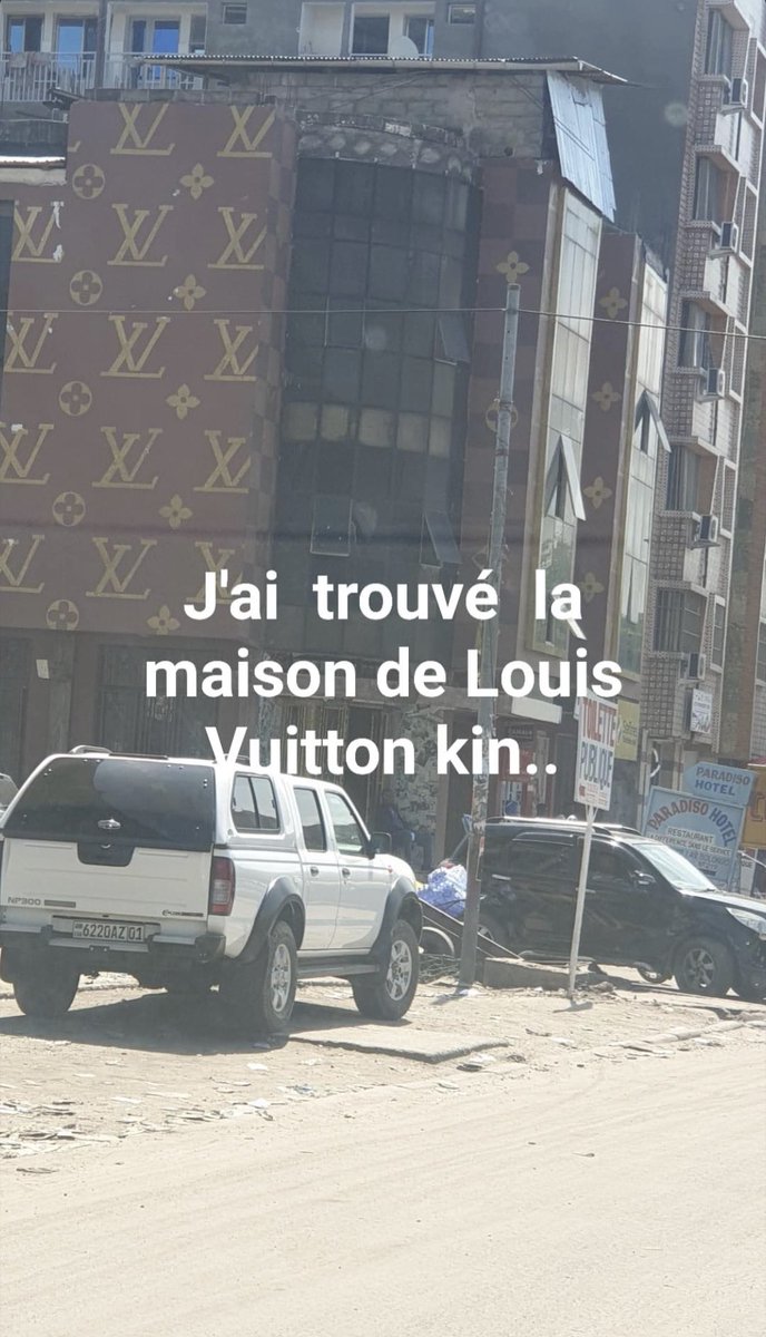 georges_dimata's tweet photo. J'ai trouvé la maison @LouisVuitton à #Kinshasa 😂😂
Kin elengi @RMonunu @Bibishe6 @central_sage https://t.co/HinywpHG7r
