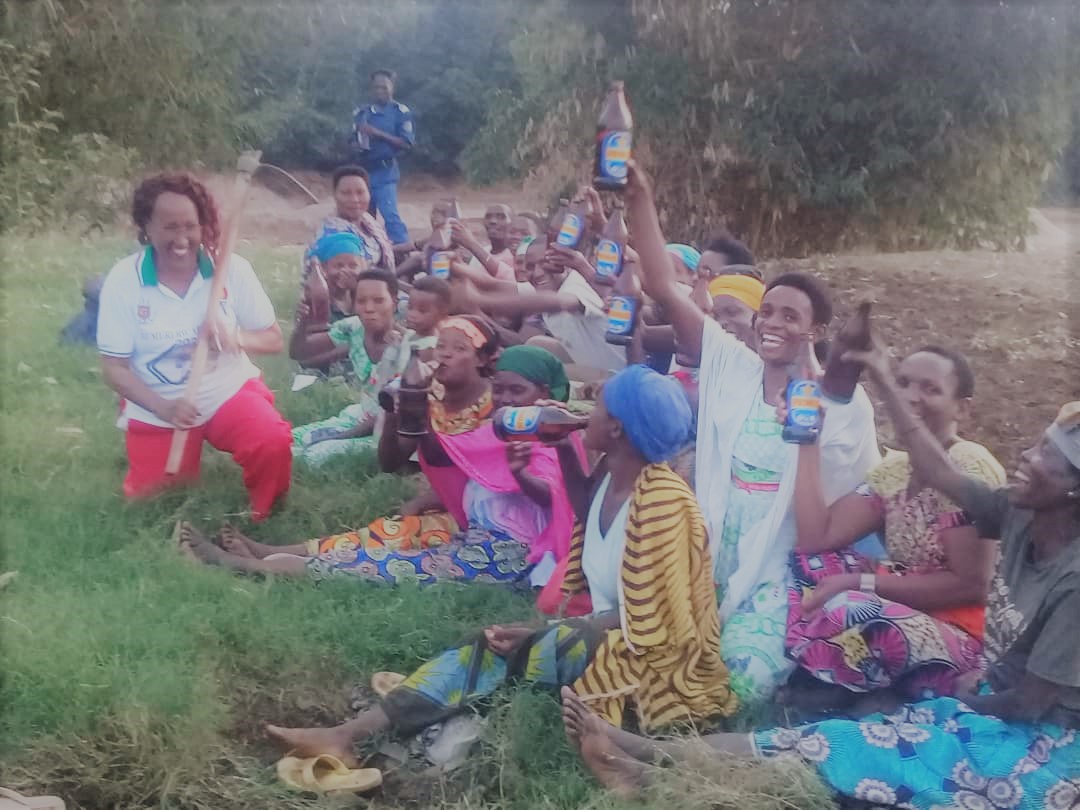 HonAnitandayi's tweet photo. Descente dans la #ZoneKinindo en #CommuneMuha pour une visite aux membres de #VASO en #MairieDeBujumbura. #VacancesParlementaires #LetaNkozi #LetaMvyeyi @burundi_senat #Burundi
@NtareHouse @HonSinzohagera https://t.co/ubkmiRDLWV